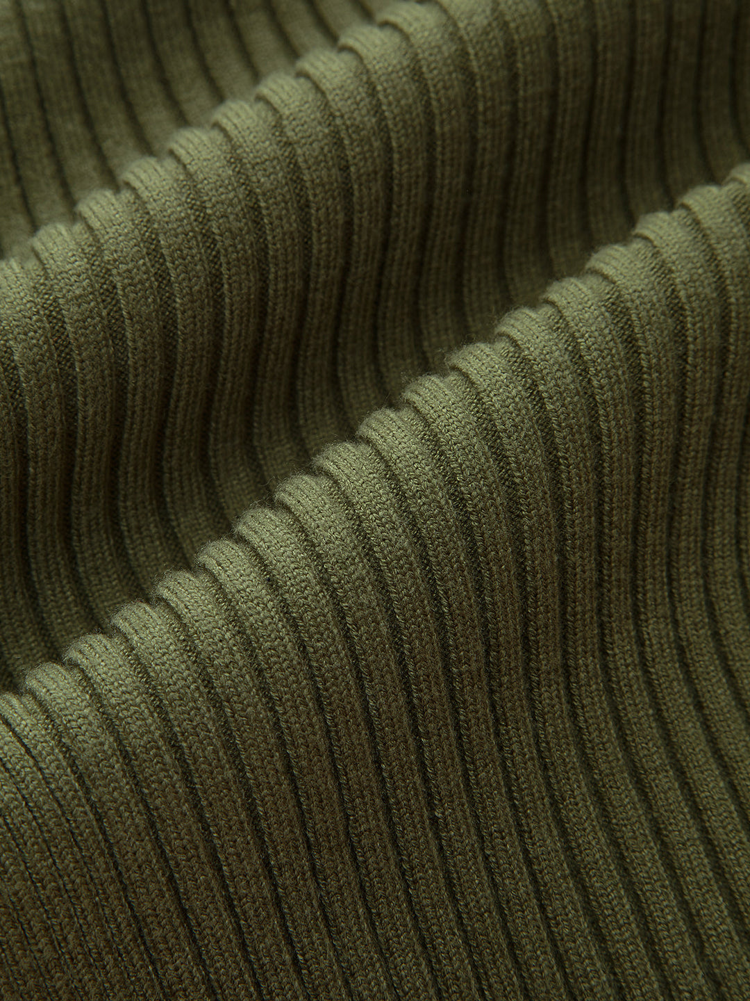 Robe Mi-longue en Tricot à Col Tourné et Découpe