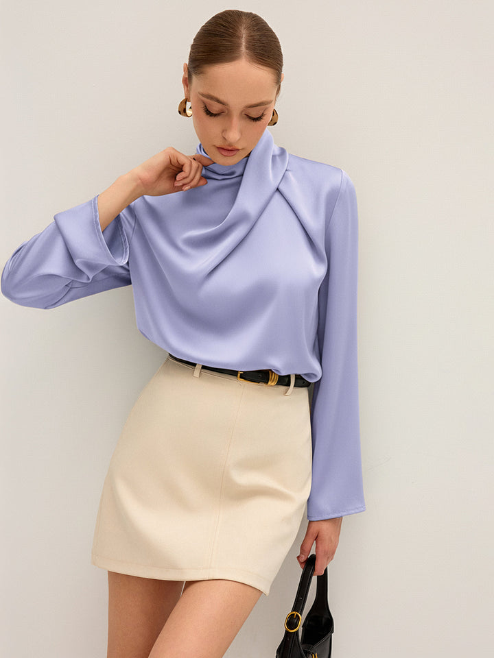 Blouse à col haut drapé en satin