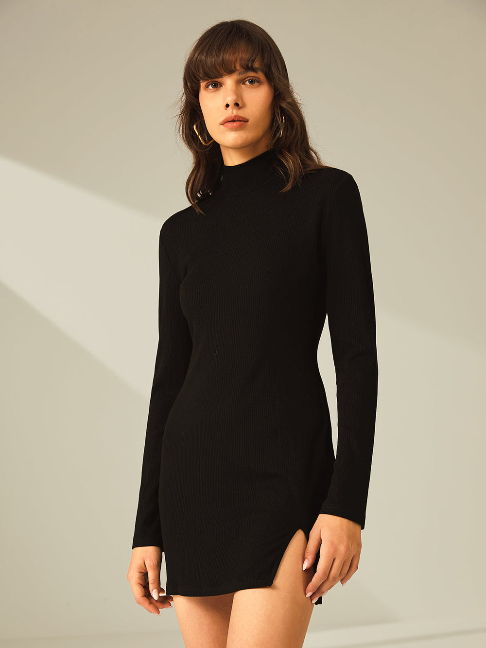 Mini-robe à manches longues et col roulé avec fente et empiècement côtelé