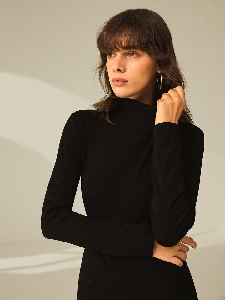 Mini-robe à manches longues et col roulé avec fente et empiècement côtelé